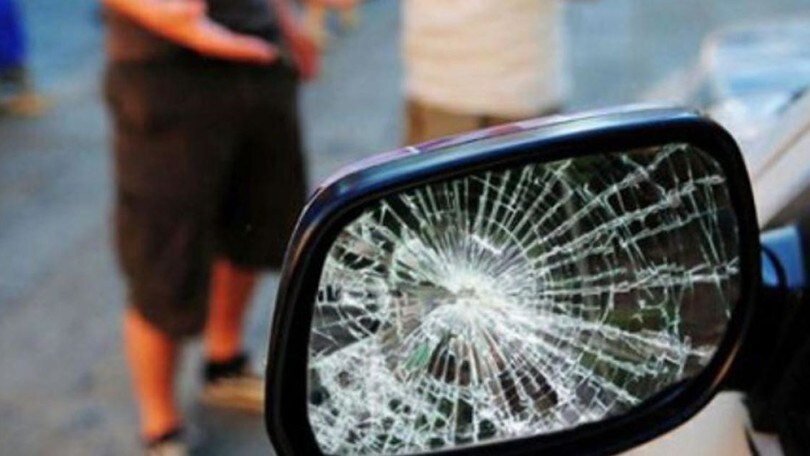 La terribile truffa dello specchietto: ecco come riconoscerla e non cascarci