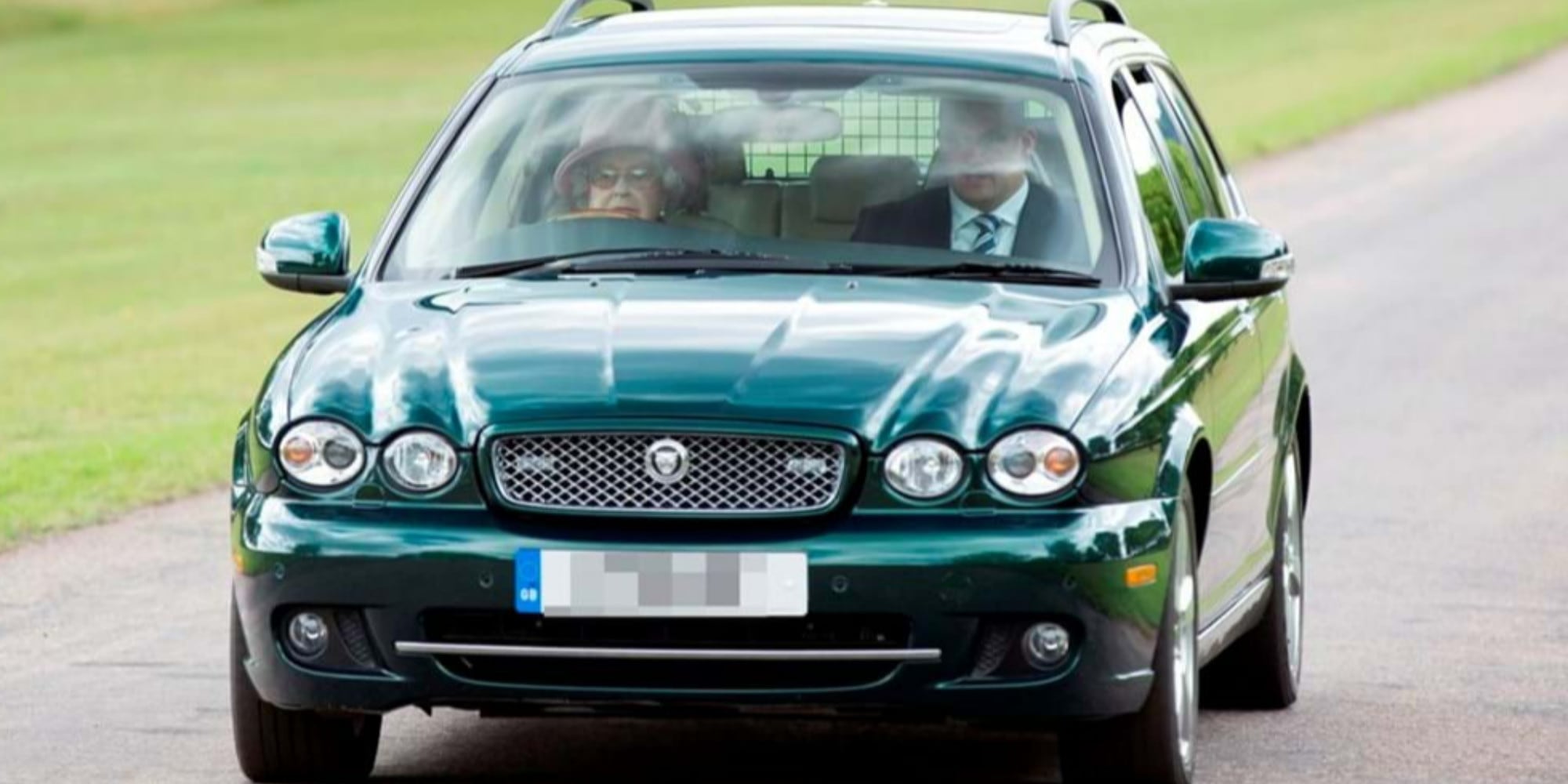 All’asta la Jaguar della regina Elisabetta II