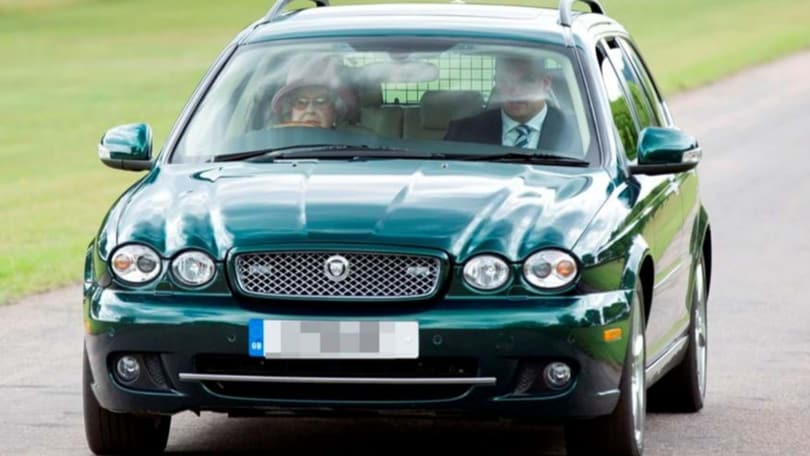 All’asta la Jaguar della regina Elisabetta II