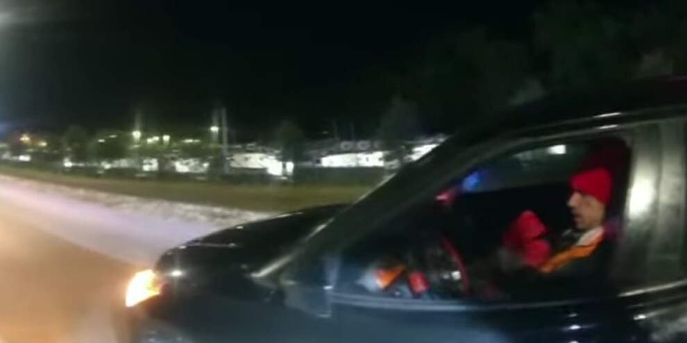 In auto ma senza due ruote, la scusa è folle: "Mi hanno lanciato una maledizione"
