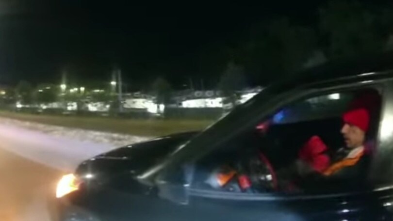 In auto ma senza due ruote, la scusa è folle: "Mi hanno lanciato una maledizione"