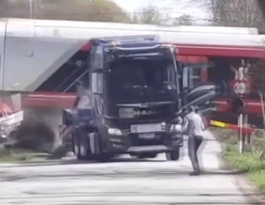 Il tir rimane incastrato tra i binari: l'impatto col treno è devastante! VIDEO