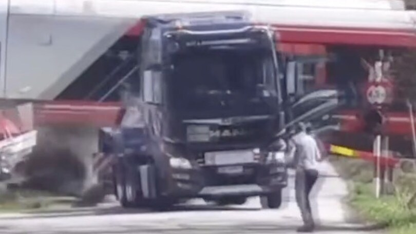 Il tir rimane incastrato tra i binari: l'impatto col treno è devastante! VIDEO