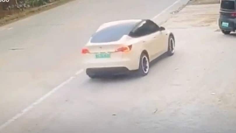 Tesla impazzita fa una strage: immagini shock
