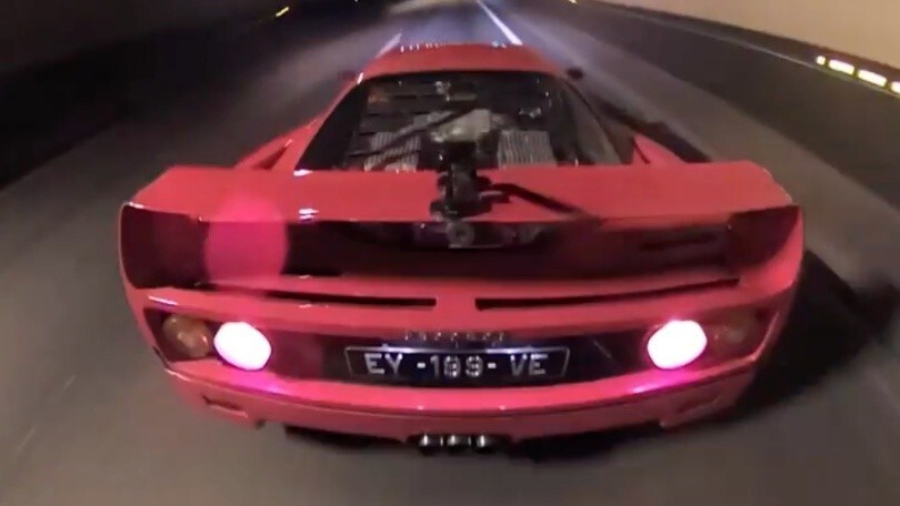 Una Ferrari F40 sfreccia nella notte