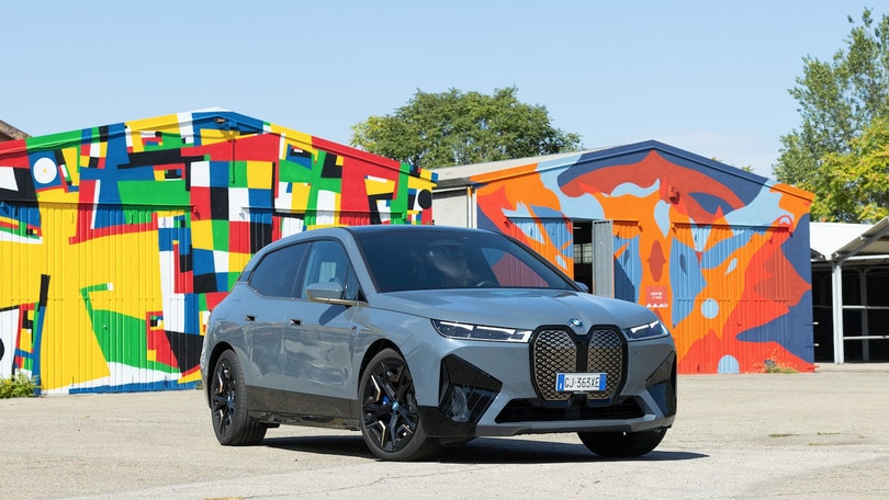 BMW iX M60, la prova dell'elettrica esagerata