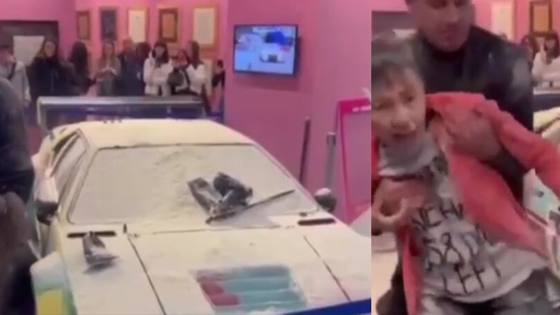 Attivisti gettano farina sulla BMW M1 dipinta da Andy Warhol