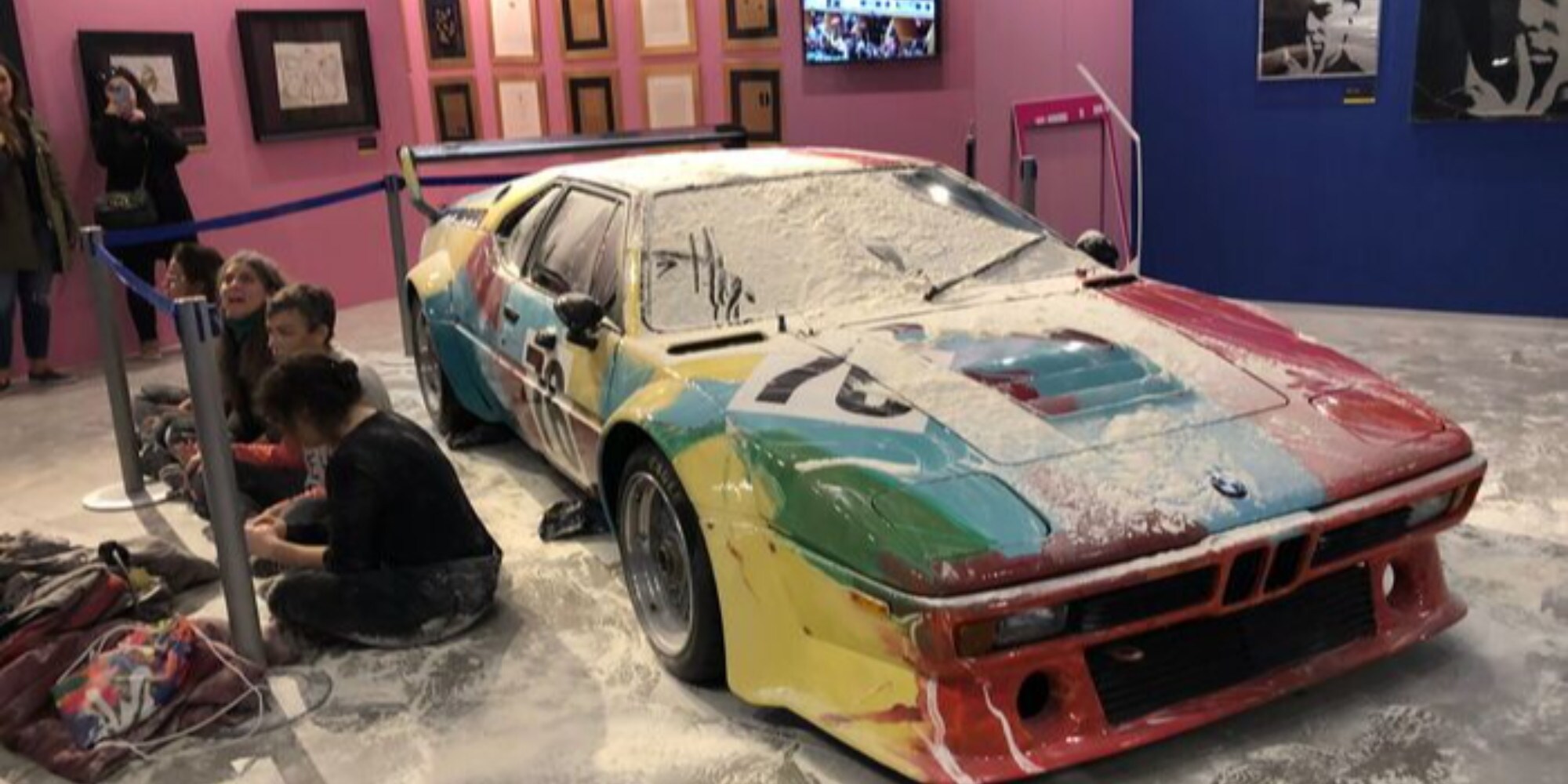 Attivisti contro la mitica BMW di Andy Warhol: l'attacco è con la farina VIDEO