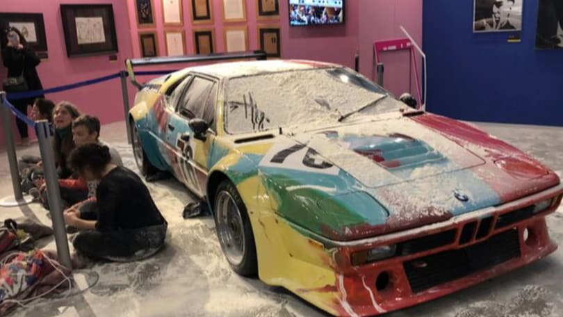 Attivisti contro la mitica BMW di Andy Warhol: l'attacco è con la farina VIDEO