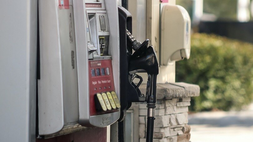 Prezzo benzina e Diesel, gli sconti si dimezzano: ecco da quando