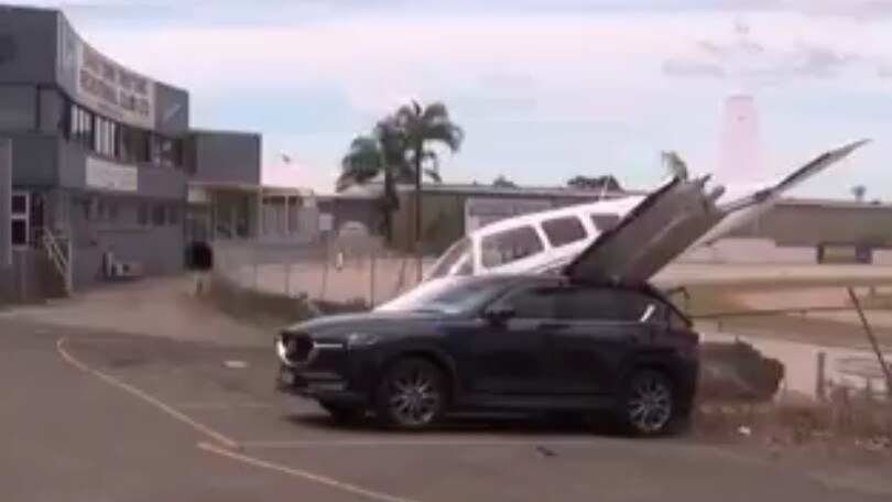 Clamoroso in Australia: aereo si schianta su un'automobile VIDEO
