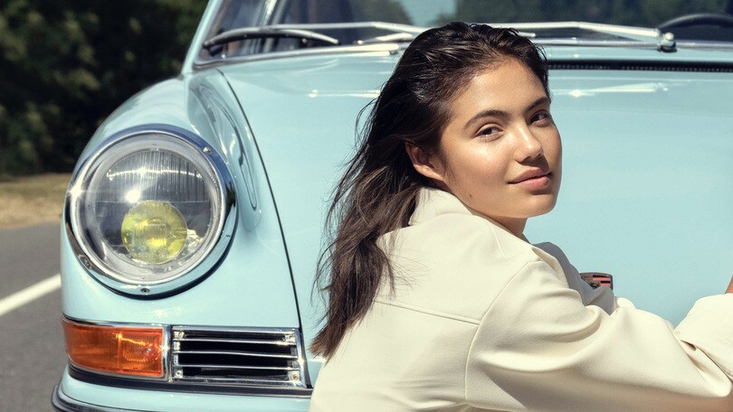 Emma Raducanu, icona di stile e bellezza insieme alla Porsche 911
