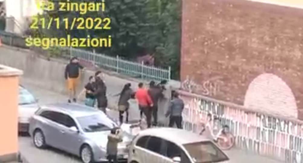 Milano, scoppia la rissa tra Rom: con pale e spranghe distruggono anche le auto