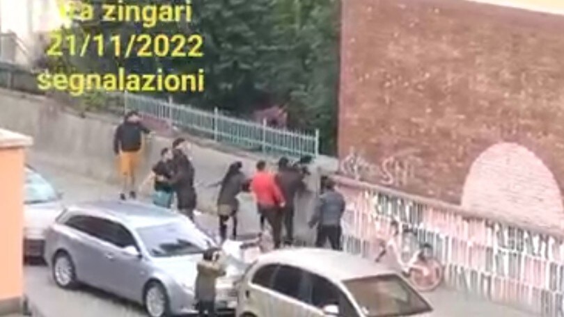 Milano, scoppia la rissa tra Rom: con pale e spranghe distruggono anche le auto