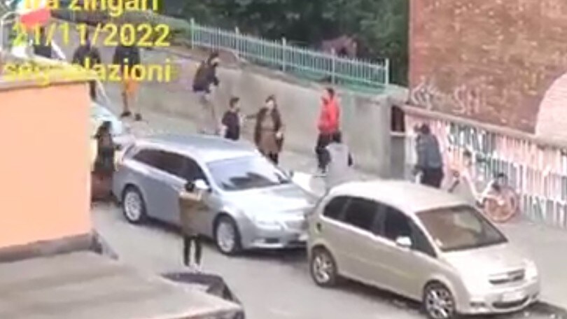 Milano, maxi rissa con pale e spranghe: auto danneggiate VIDEO