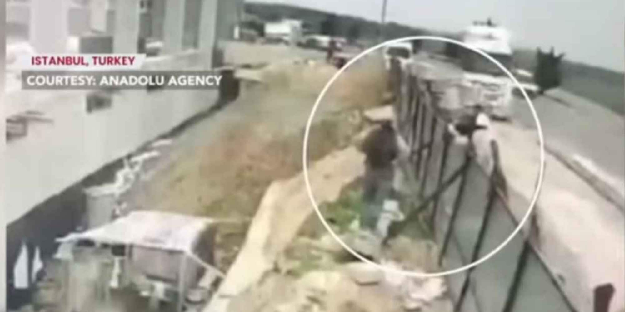 Tir perde il controllo e piomba su un cantiere