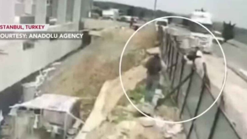 Tir perde il controllo e piomba su un cantiere