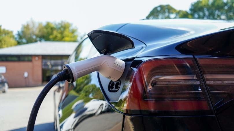 Auto elettriche, arriva la prima tassa