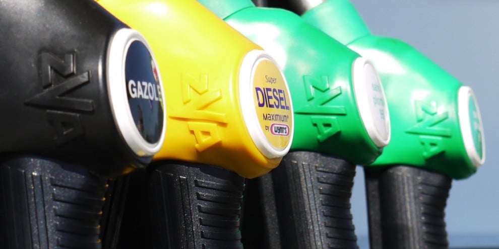 Caro benzina, sconti dimezzati e prezzi in aumento