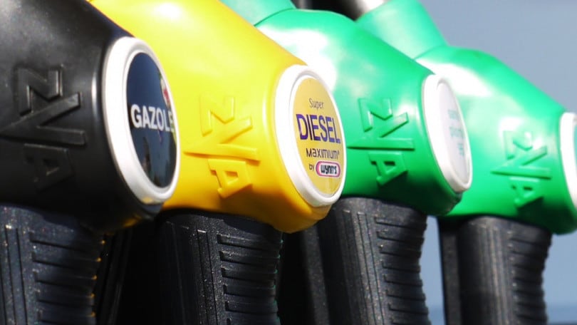 Caro benzina, sconti dimezzati e prezzi in aumento