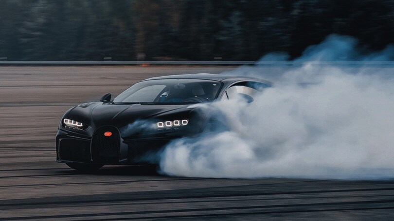 Bugatti Chiron, spettacolo drift per l'hypercar da 3 milioni di euro
