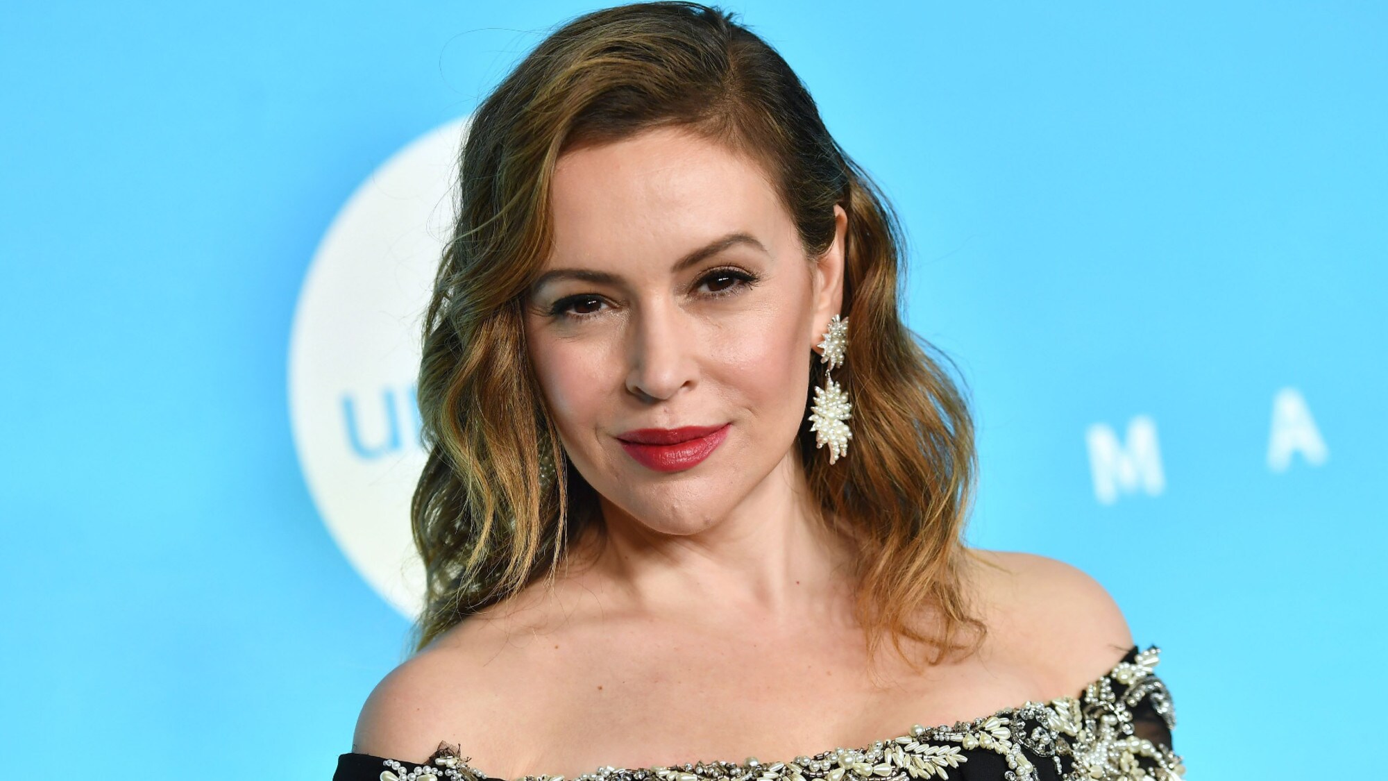 Alyssa Milano commenta l’acquisto della sua nuova Volkswagen Ev e succede un putiferio