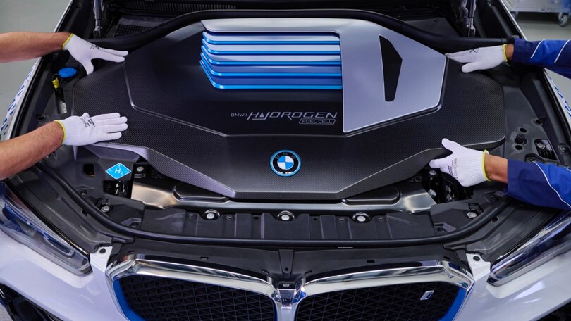 BMW iX5 Hydrogen, parte la produzione a Monaco