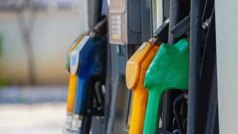 Caro carburanti: prezzi alti, ma si registrano ribassi su benzina e Diesel