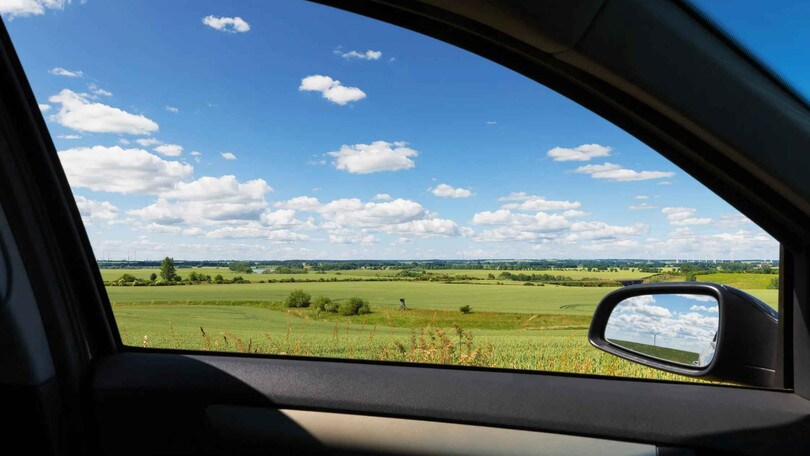 Trucco incredibile per il finestrino dell’auto: lo userai sempre