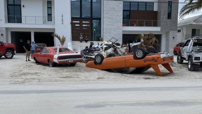 Le due muscle car d'epoca danneggiate dall'uragano Ian