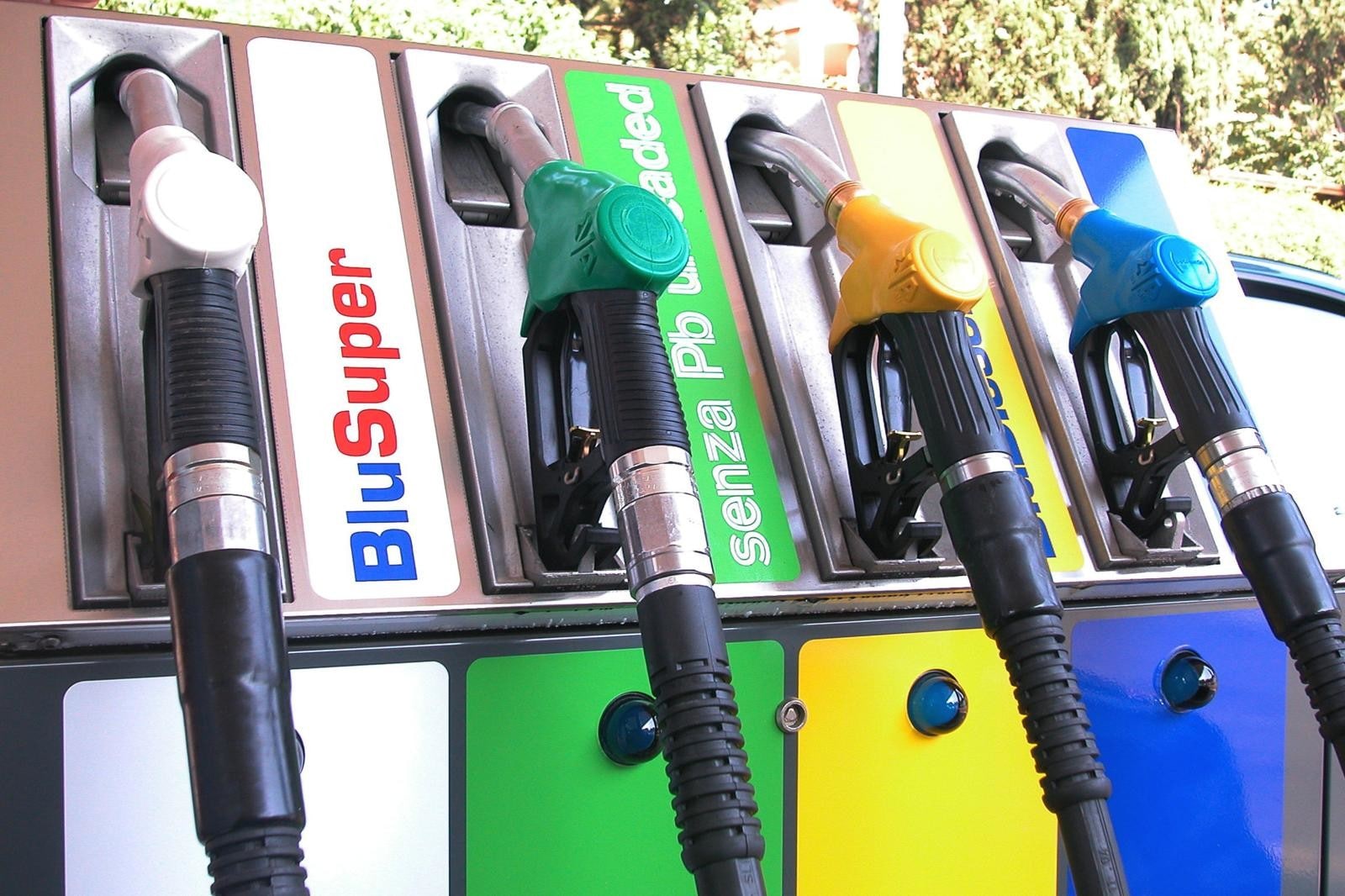 Prezzi carburanti in discesa: benzina e Diesel sotto l'1,80 euro/litro