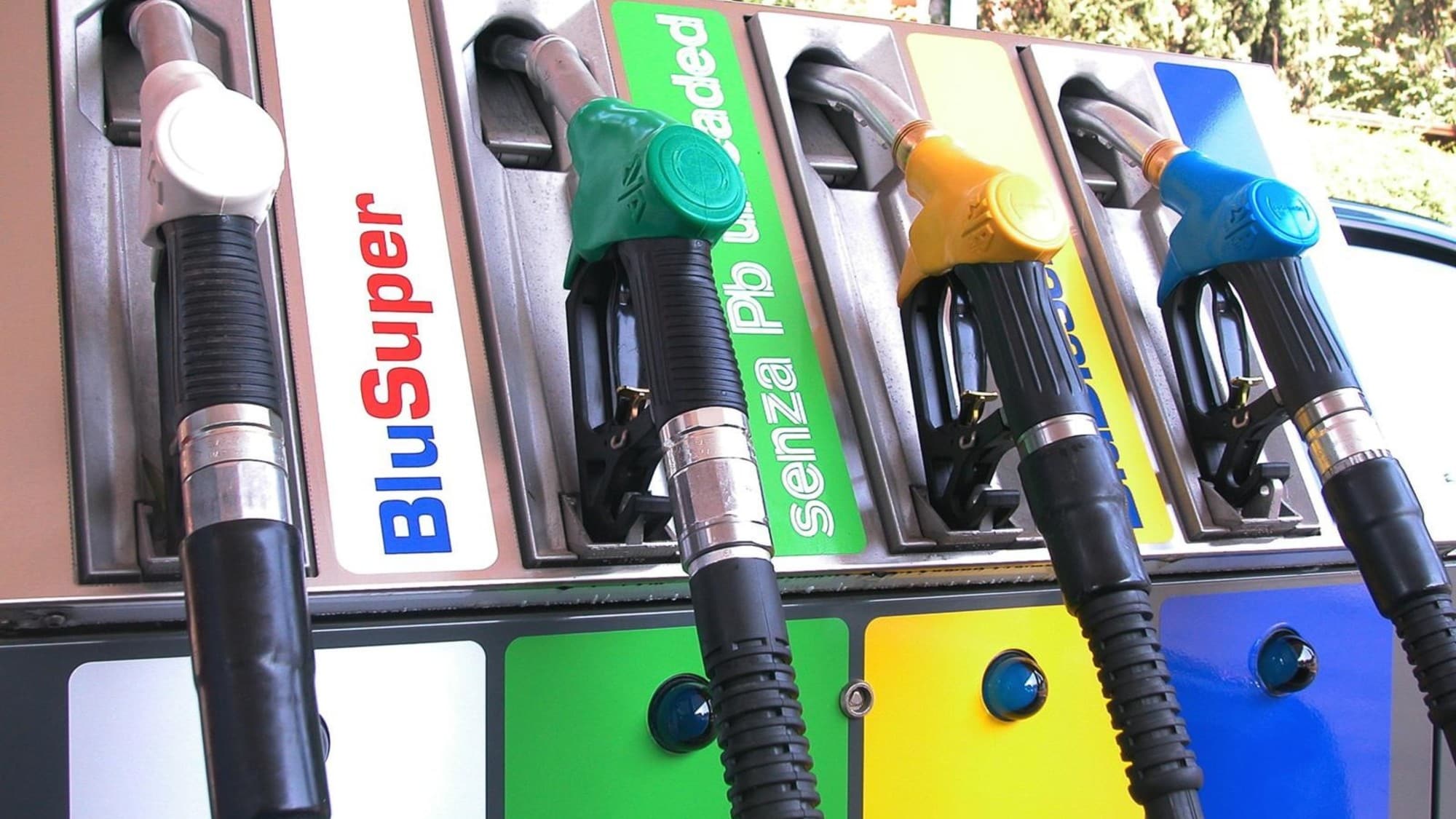 Prezzi carburanti in discesa: benzina e Diesel sotto l'1,80 euro/litro