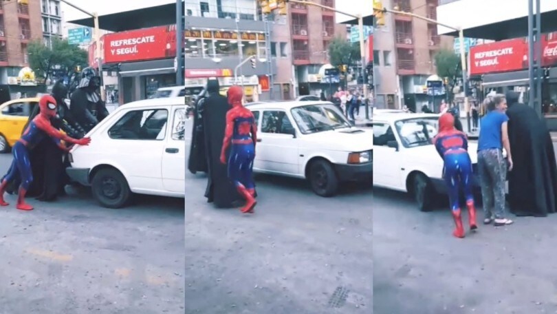 La Fiat 147 si ferma: arrivano Spiderman, Batman e Darth Vader a spingerla!