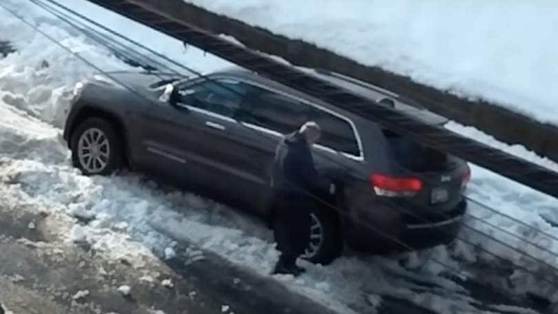 Rimane impantanato nella neve e inizia a imprecare contro la sua Jeep