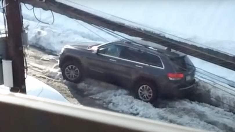 Bloccato con una Jeep nella neve, inizia a dare di matto