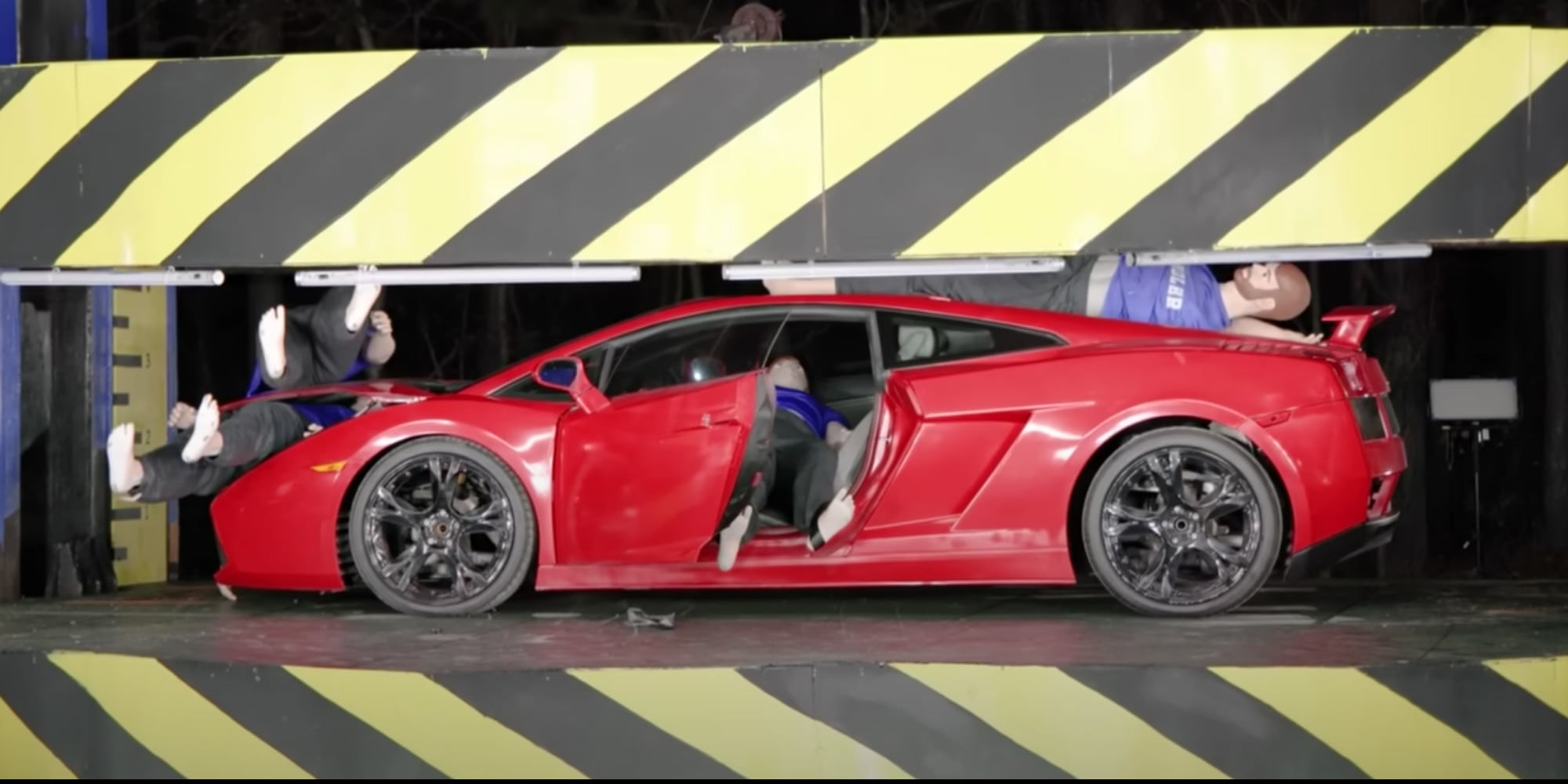 Distrugge una Lamborghini con la pressa: il folle video dello youtuber
