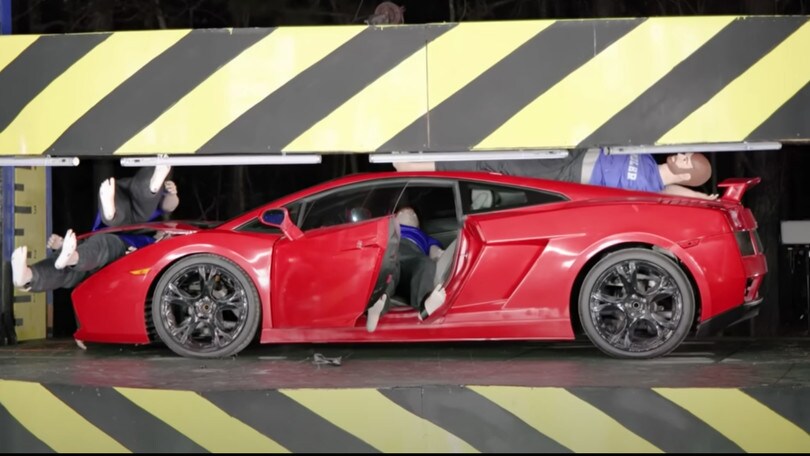 Distrugge una Lamborghini con la pressa: il folle video dello youtuber