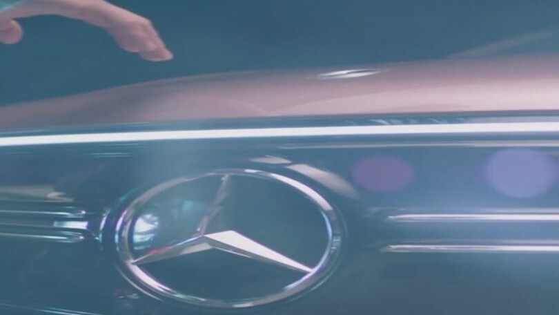 Can Yaman crea la sua auto del futuro con Mercedes EQ