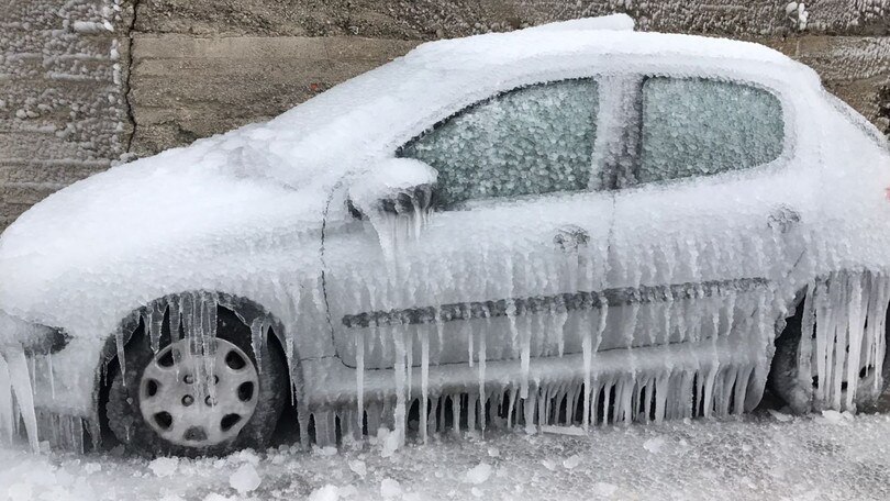 Neve e ghiaccio sui vetri dell’auto: gli errori da non fare assolutamente per toglierli!