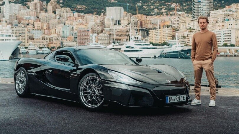 Nico Rosberg sfreccia sulle strade di montagna con la sua Rimac Nivera