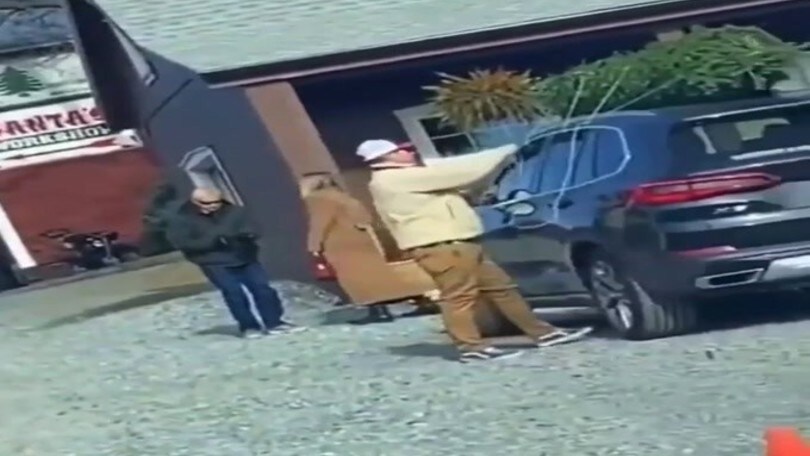 Carica l'albero di Natale sull'auto ma poi non riesce più ad aprirla!