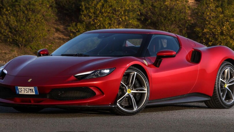 Capodanno di follia con la Ferrari: sbatte contro 4 auto e scappa via