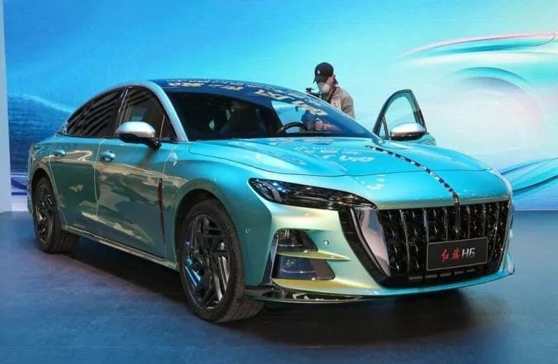 Hongqi H6, altro che elettrico: la berlina cinese è solo turbobenzina