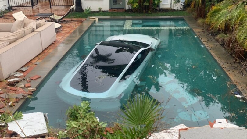 Sfonda il muro di una villa e precipita con la Tesla dentro alla piscina