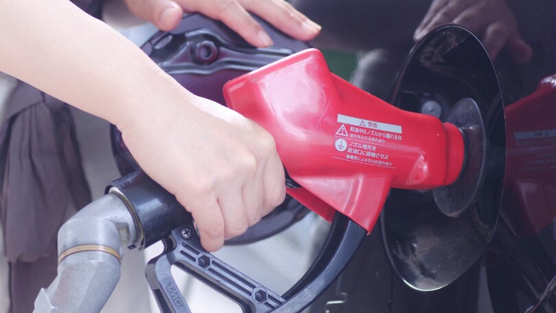 Caro benzina, i prezzi non cambiano più di tanto: i nuovi valori medi