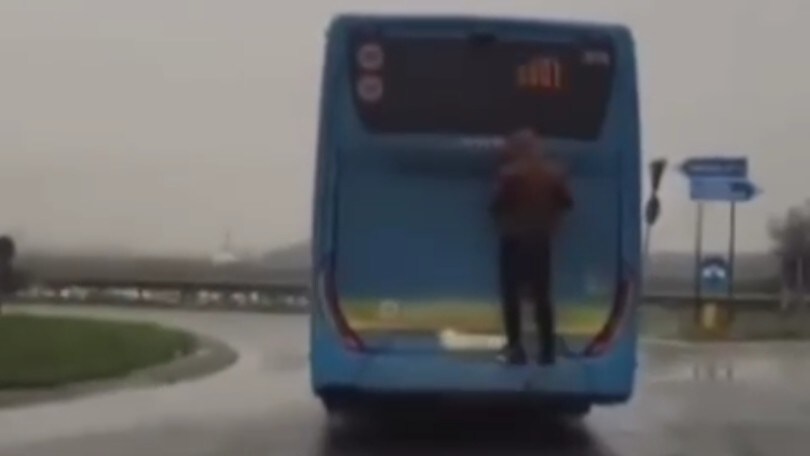 Follia a Lodi: si attacca al cofano dell'autobus per non pagare il biglietto VIDEO