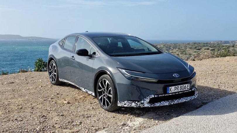 Toyota Prius 2023 PHEV, la migliore di sempre è solo “alla spina”