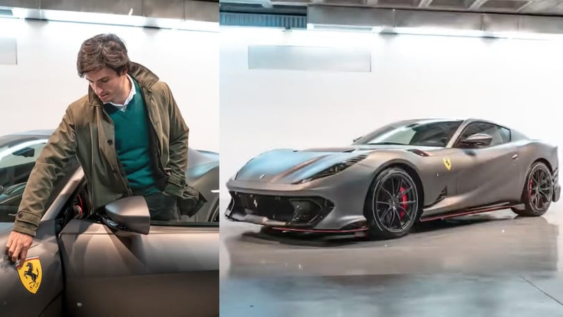 Carlos Sainz, il pilota della Ferrari ritira la sua supercar del Cavallino