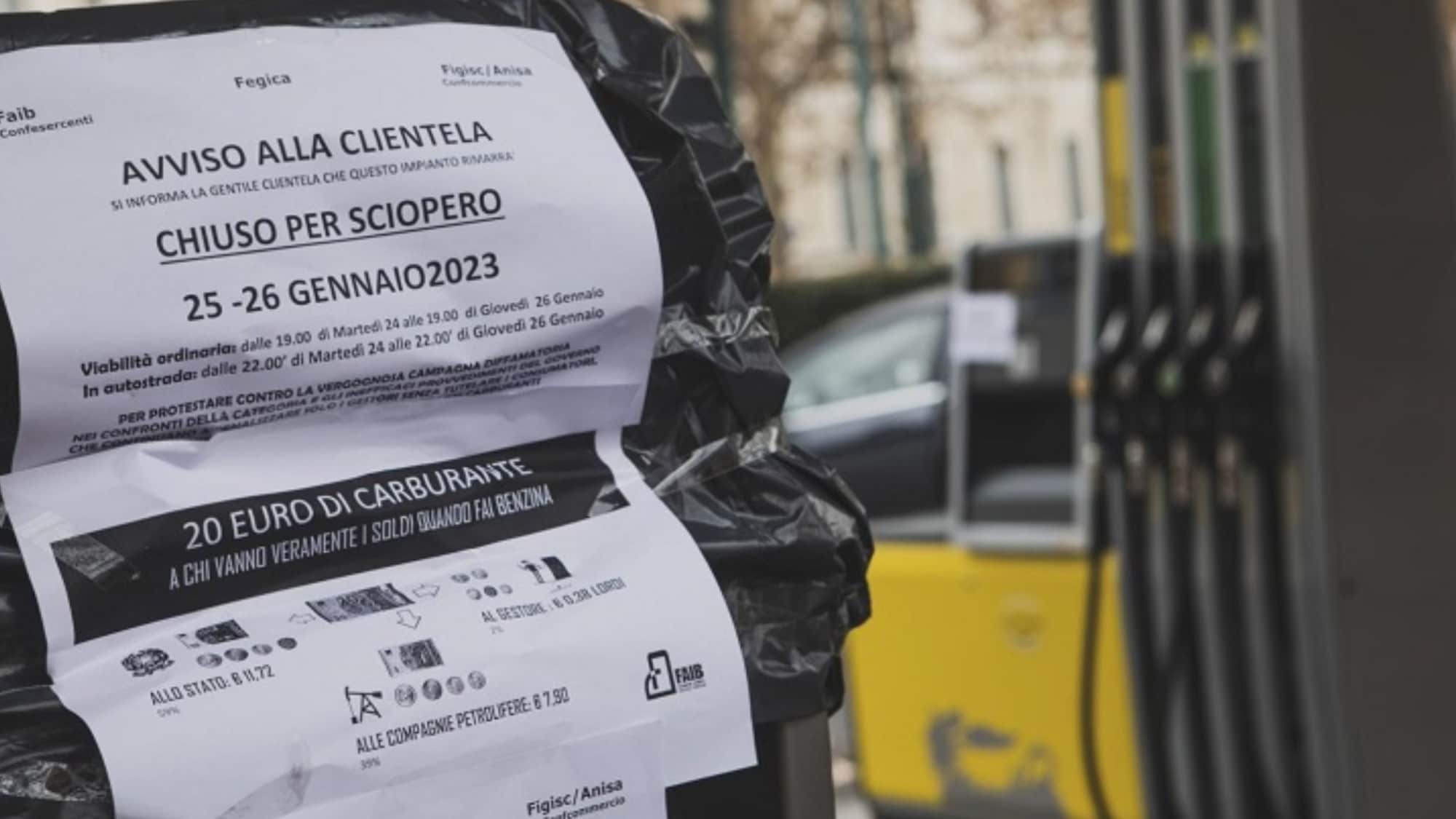 Sciopero benzinai, ha aderito l'89%: ma i prezzi continuano a salire