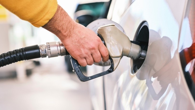 Guidare ai tempi del caro carburante: la guida con i consigli per risparmiare